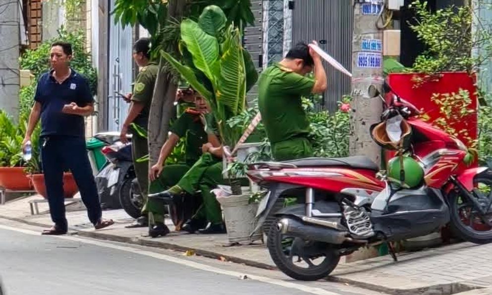 Nghe tiếng kêu cứu trong căn nhà ở TP.HCM, hàng xóm bàng hoàng phát hiện 1 cô gái đã tử vong: Người chồng 27 tuổi ra đầu thú