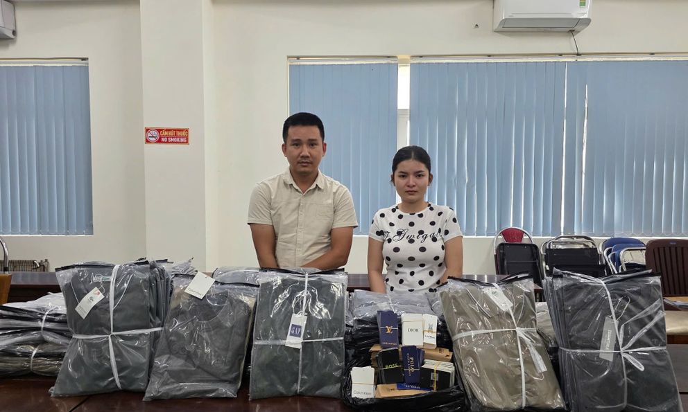 Bên trong xưởng sản xuất áo thun giả LACOSTE, BALENCIAGA, ZARA... vừa bị Công an TP.HCM triệt phá: Thu giữ 14.426 sản phẩm, khởi tố Phan Thị Hà Ly cùng chồng