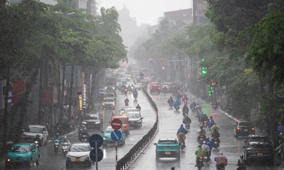 Ảnh: Hoàn lưu bão số 1 gây mưa lớn tại Hà Nội