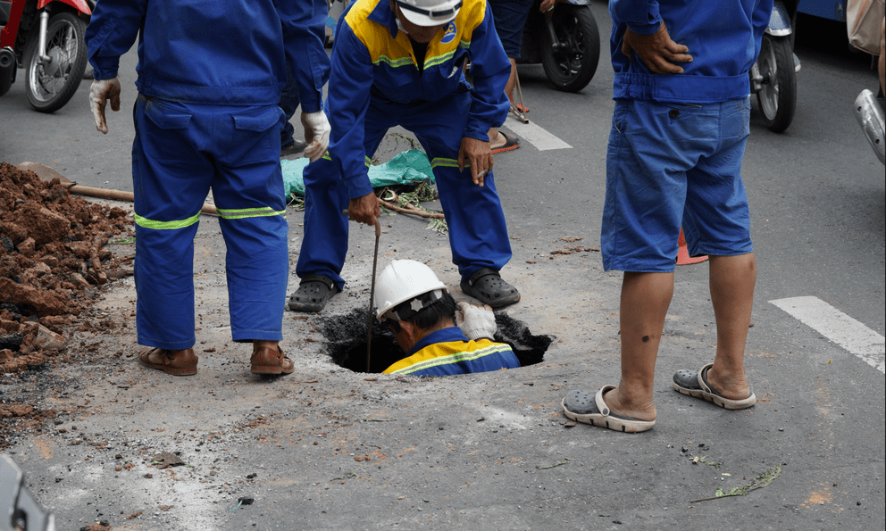 TP.HCM: Hố sụt lún sâu 1 mét xuất hiện trên đường Nguyễn Thị Minh Khai, giao thông ùn ứ