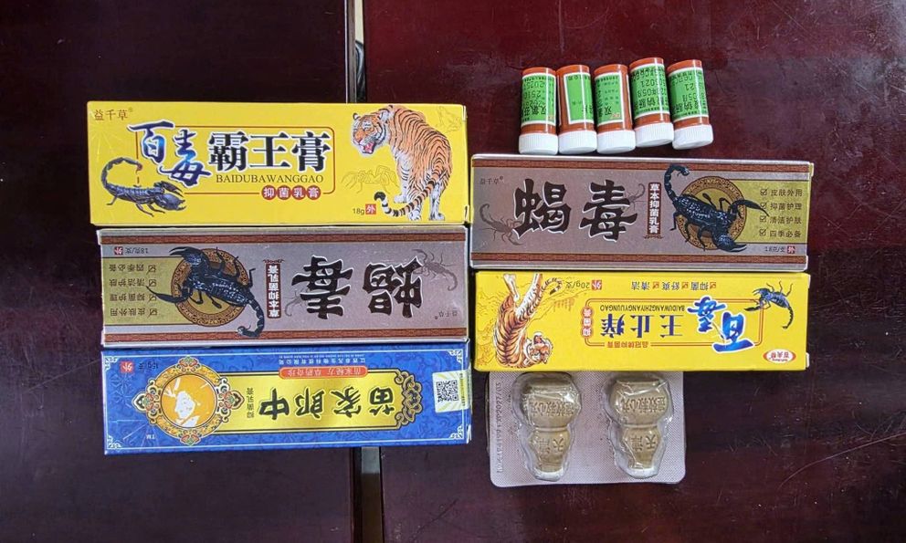 Công an kiểm tra 2 quầy hàng ở chợ phiên, thu giữ loạt sản phẩm lạ in chữ nước ngoài