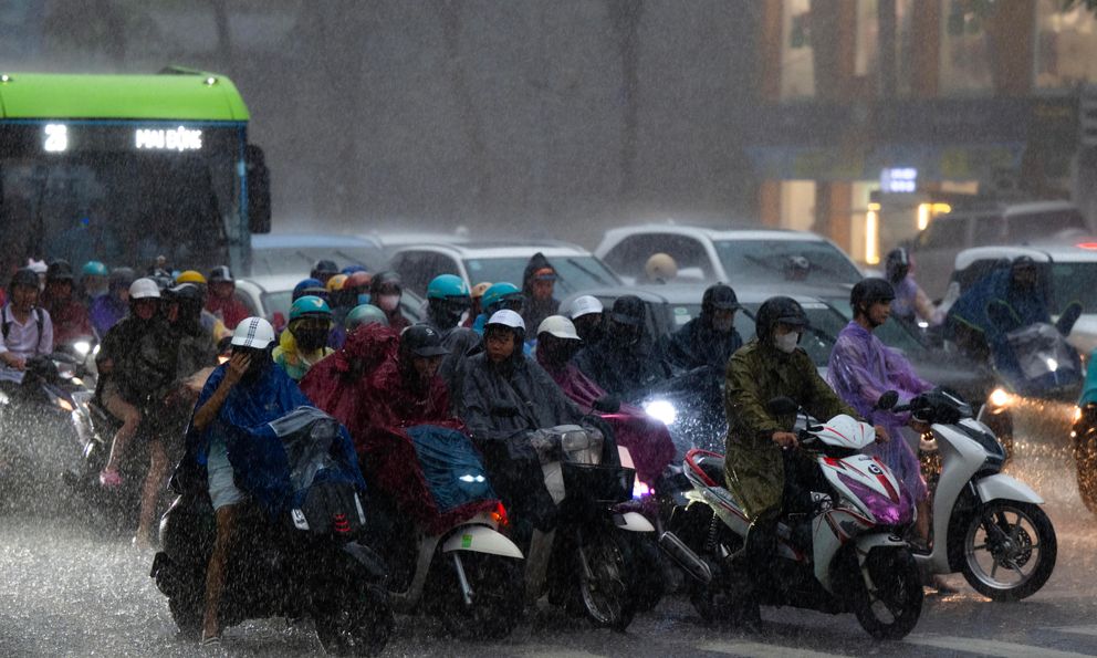 Mưa lớn bất ngờ trút xuống Hà Nội vào giờ tan tầm: Tình hình di chuyển các tuyến đường lúc này!