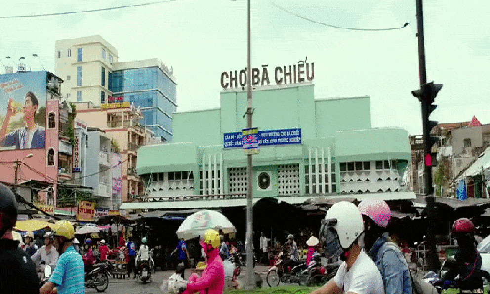 Viral clip 3 mỹ nhân hạng A Hoa ngữ ngồi ăn ở vỉa hè Sài Gòn, còn tuyên bố 