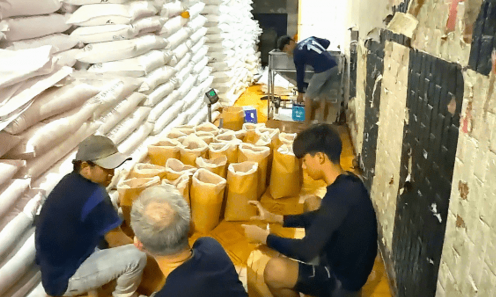 Bắt quả tang 10 người trong kho hàng, thu giữ gần 70 tấn hàng cùng máy móc và con dấu vuông