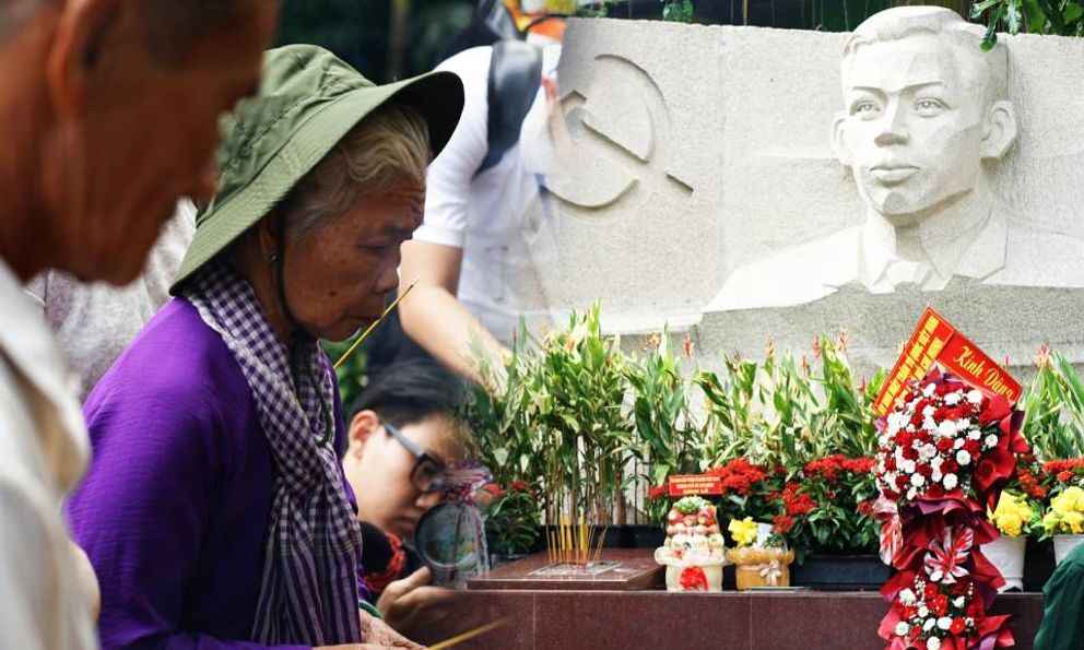 Người thương liệt sĩ Huỳnh Văn Quên cùng gia đình thắp nhang ở Công viên Lê Thị Riêng, ngóng chờ kết quả giám định ADN sau gần 60 năm