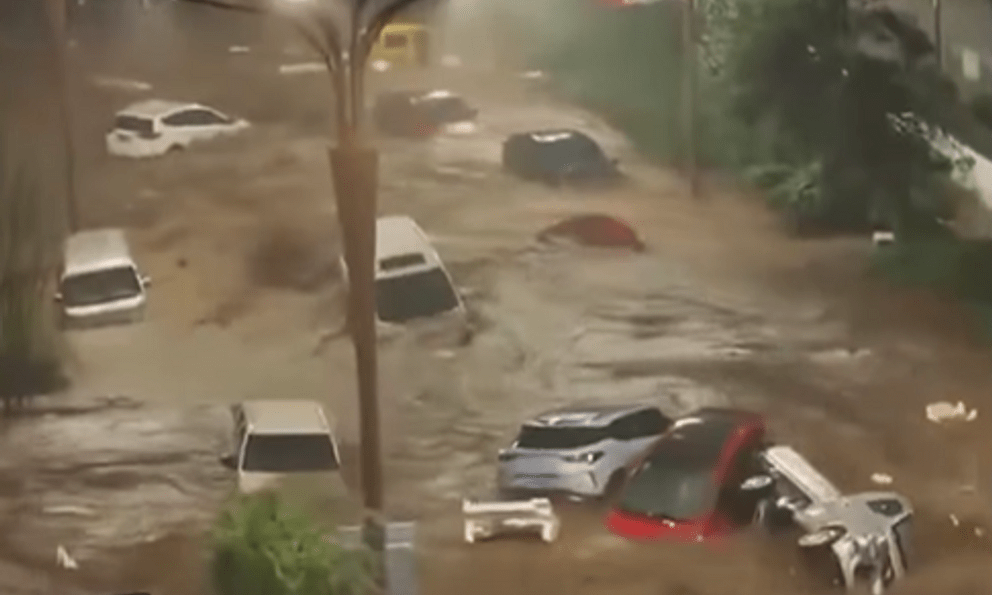 Kinh hoàng lũ quét ở Trung Quốc: Nước ngập hơn 2 mét, ô tô trôi như xe đồ chơi trên đường