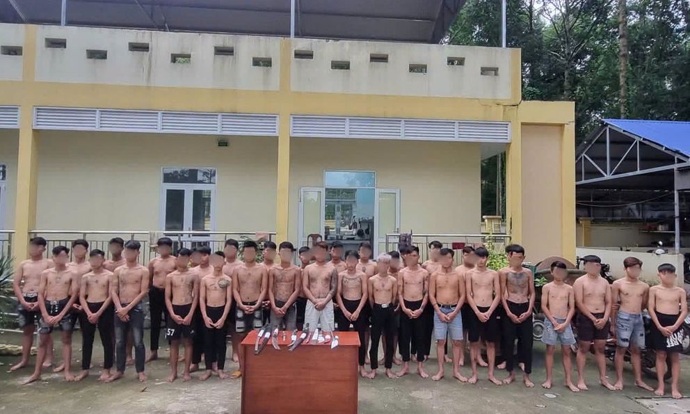 Công an bất ngờ ập vào sân bóng kiểm tra lúc 20h, 38 thanh thiếu niên từ 14 đến 18 tuổi bị triệu tập