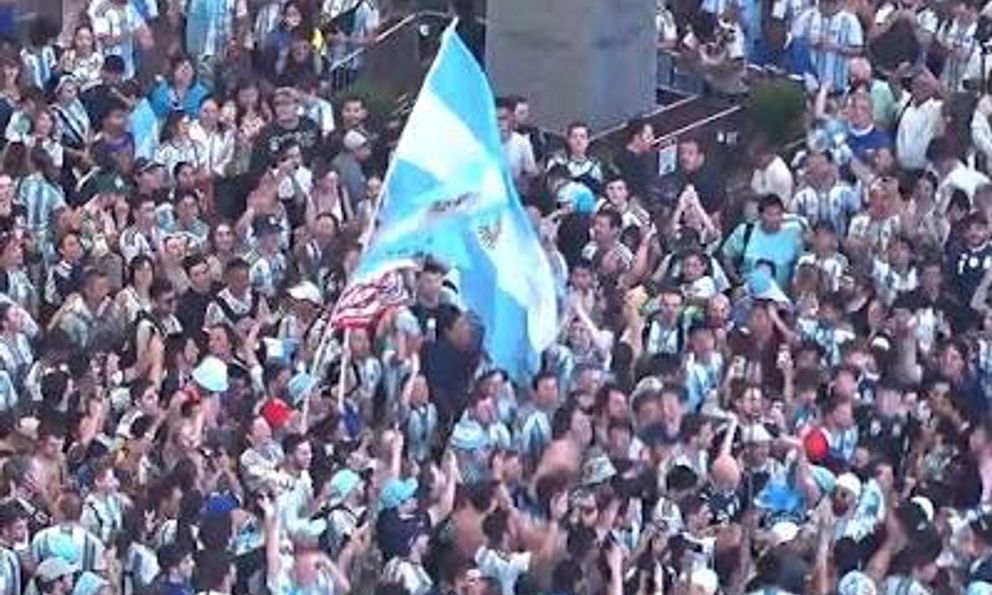 Nhìn là muốn bay ngay đến Mỹ: Người hâm mộ Argentina cuồng nhiệt dầm mưa, “phủ xanh” cả New York, không khí đã nóng hơn bao giờ hết rồi!