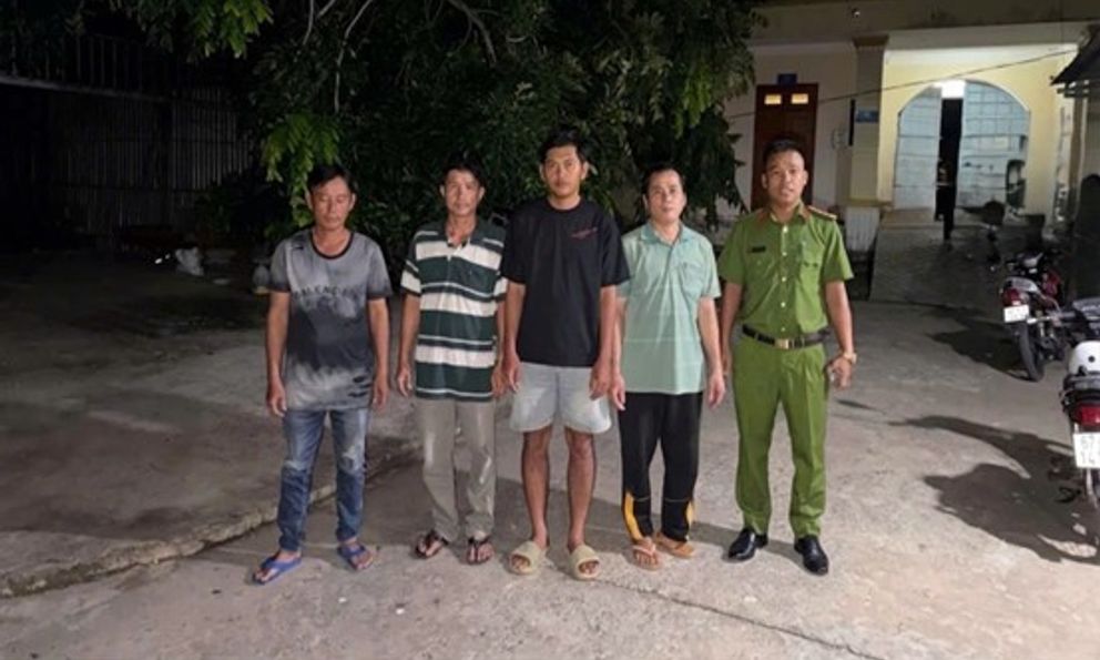 Công an điều tra tổng giao dịch chuyển khoản 26.700.000 đồng tại một quán cà phê, 4 người đàn ông bị bắt tạm giam