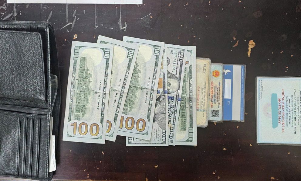 Phát hiện 6 tờ tiền mệnh giá 100 USD trong chiếc ví ở chân cầu Tham Lương, người đàn ông ở TP.HCM nhanh chóng báo công an