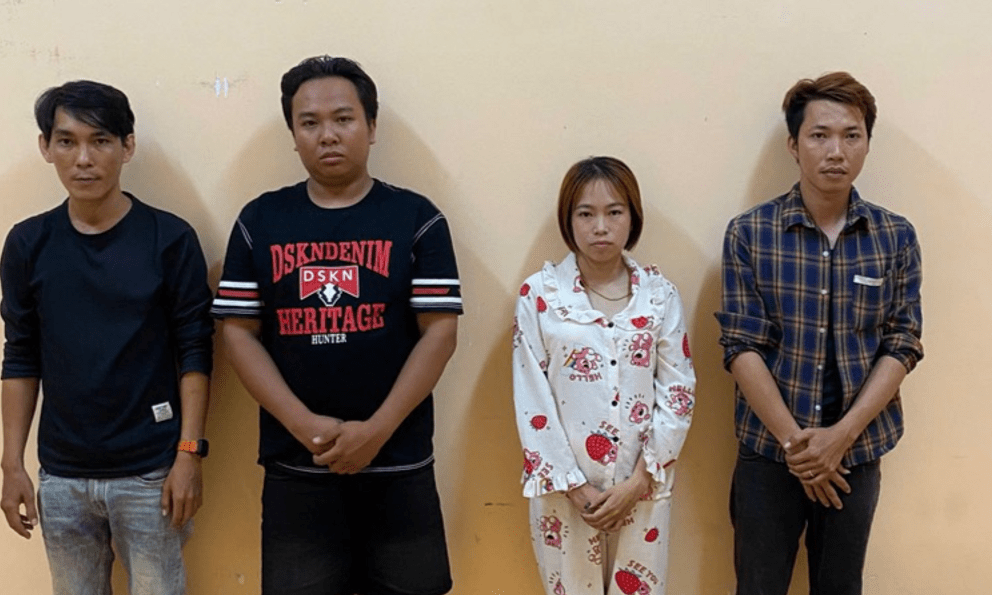 Bạn nhắn tin rủ vợ đi nhà nghỉ, chồng dàn cảnh bắt ghen, cướp 9,9 triệu đồng: Tạm giam vợ chồng Văn Công Mới SN 1997 cùng 4 đồng phạm