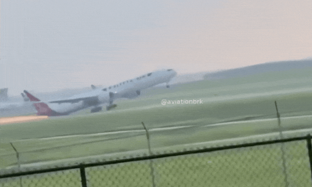 Máy bay Boeing 777 cào đuôi xuống đường băng, tia lửa bắn tung tóe khiến nhiều người kinh hãi, khoảnh khắc nghẹt thở được ghi lại