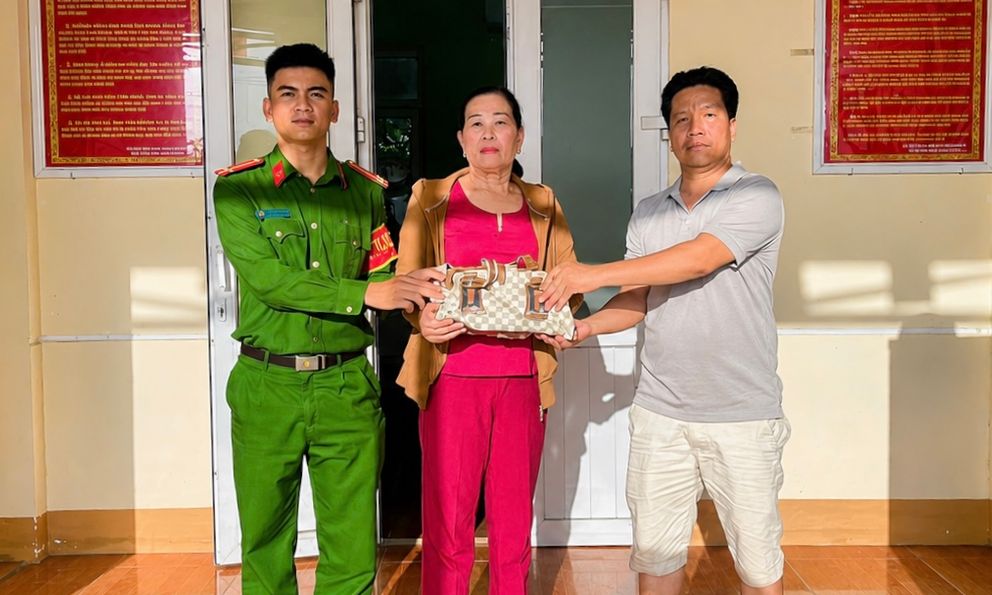 Phát hiện chiếc túi xách chứa 130 triệu đồng ở quán cà phê Đồi Sơn, anh Trần Thanh Quý lập tức báo công an