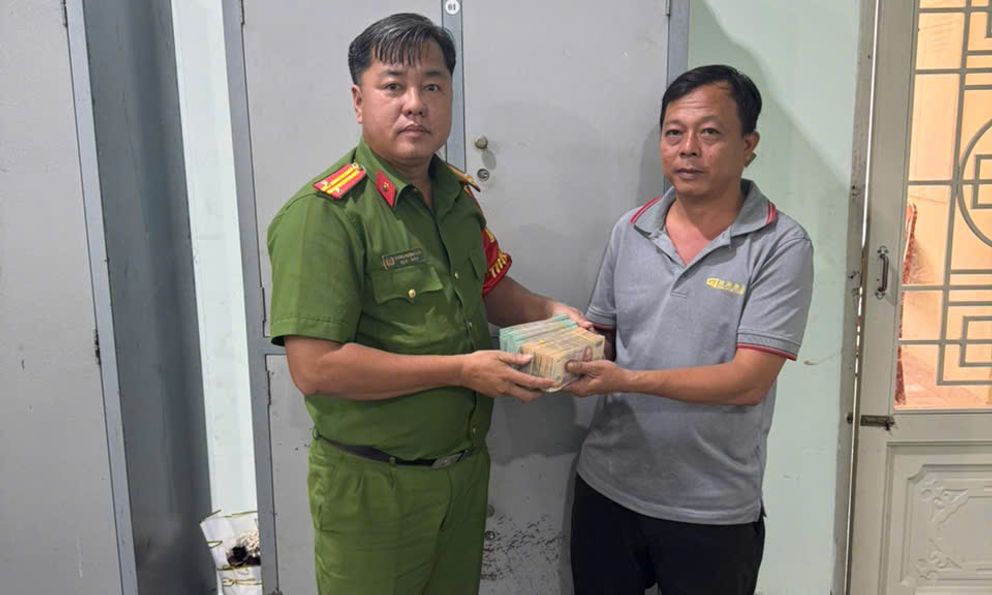 Điều tra giao dịch 300 triệu đồng vào tài khoản Phạm Văn Hậu, công an mời người đàn ông SN 1982 lên làm việc