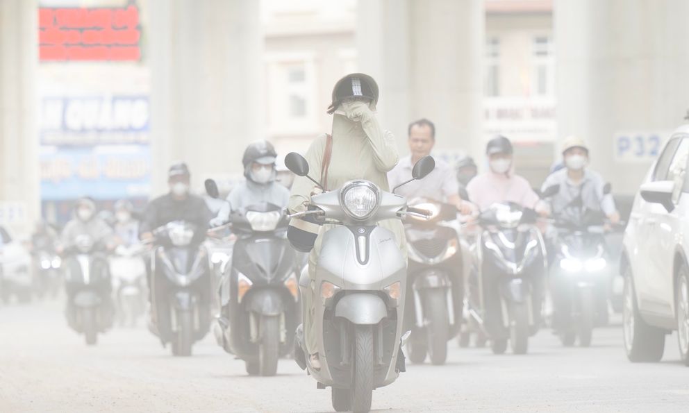 Bụi đất bủa vây đường Cầu Giấy, người dân Hà Nội khốn khổ vì ô nhiễm giữa công trường thi công