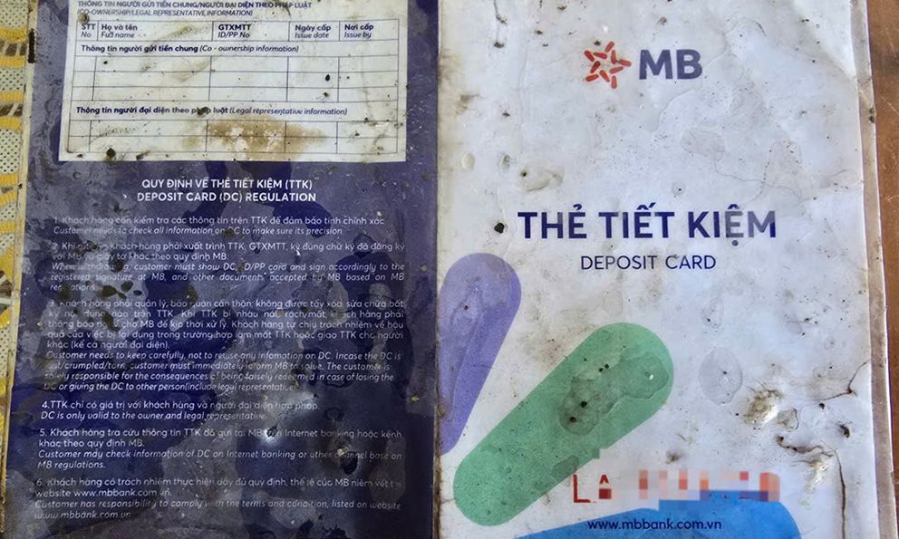 Công an xác minh thẻ tiết kiệm MBBank trị giá 1 tỷ đồng nằm chơ vơ trên đường: Một người phụ nữ được mời lên làm việc