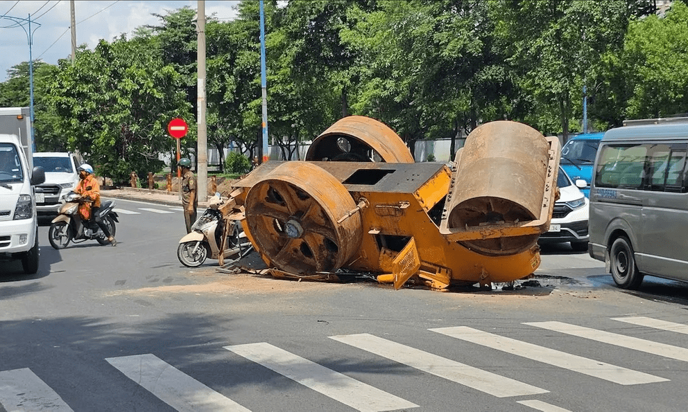 Xe lu lật ngửa giữa đường đông đúc ở TP.HCM, giao thông ùn ứ
