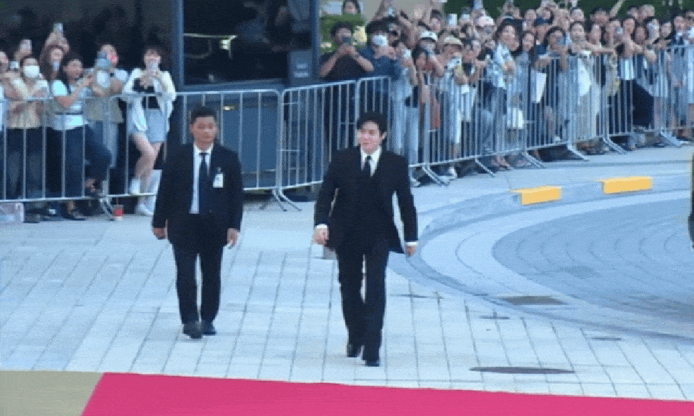 Cuối cùng Kim Seon Ho cũng lộ diện sau scandal, visual trên thảm đỏ Rồng Xanh gây chú ý!