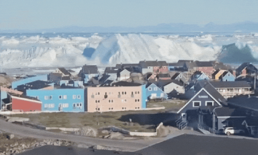 Hàng triệu tấn băng khổng lồ bất ngờ lật úp tại Di sản Thế giới Greenland, cuộn sóng biển dâng cao tạo cảnh tượng khó tin