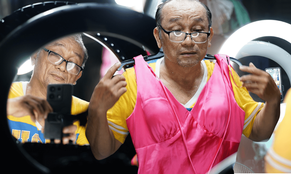 Ông chú tóc bạc ở TP.HCM trở thành hiện tượng livestream giữa khu chợ vắng: 