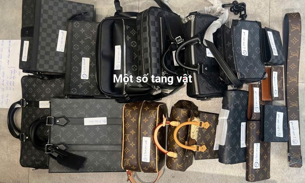 Phát hiện cửa hàng bày bán 9 sản phẩm mang nhãn hiệu Louis Vuitton và 5 sản phẩm mang nhãn hiệu Gucci, 2 chủ shop SN 2004 ở Hà Nội bị công an điều tra