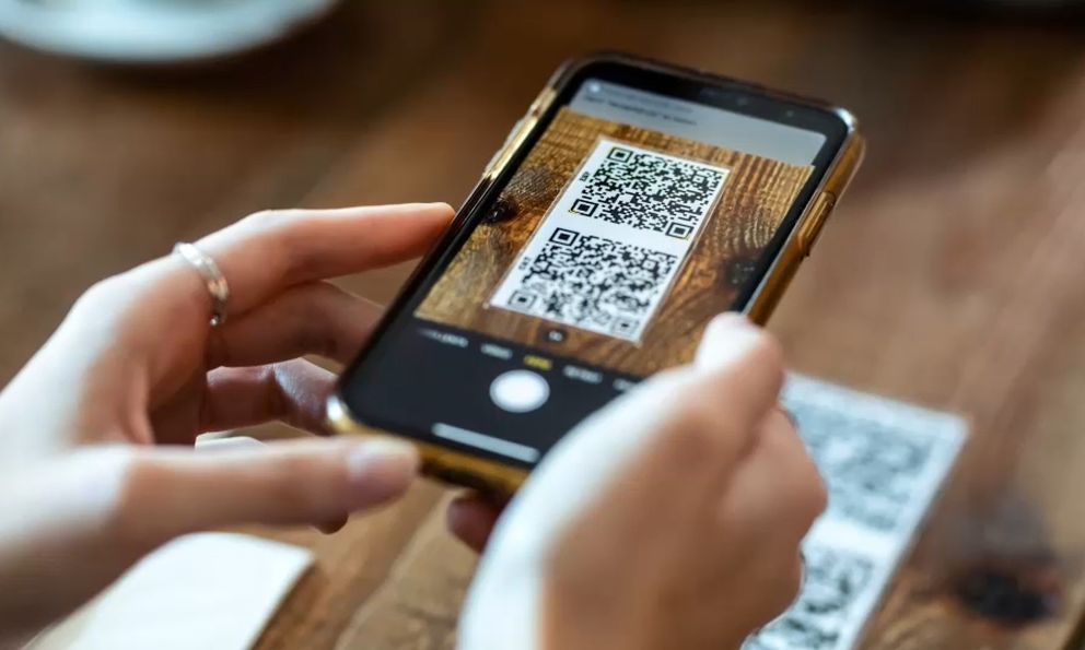 Quét mã QR theo hướng dẫn qua điện thoại để 