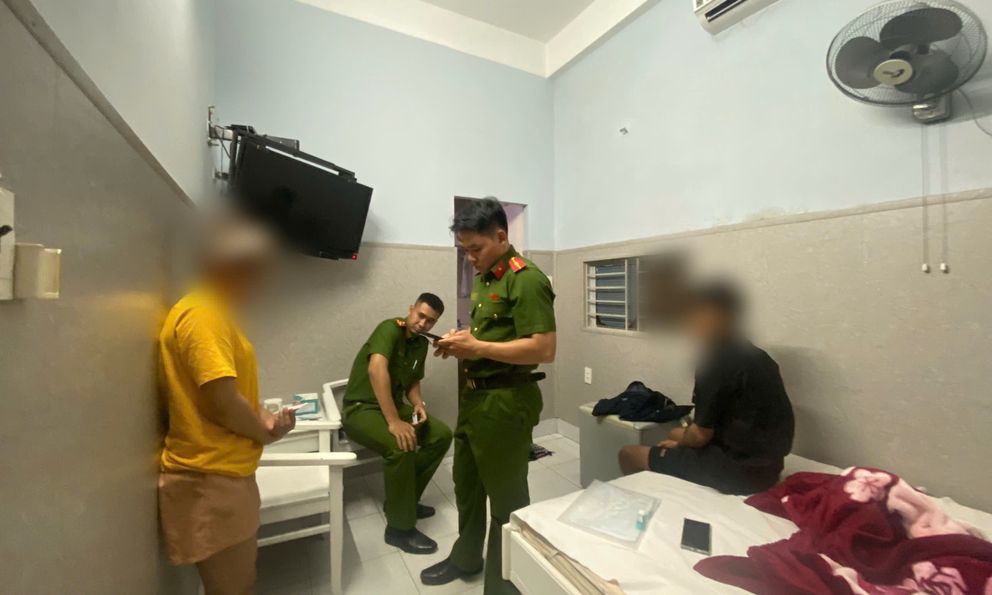 Hơn 50 cán bộ, chiến sĩ đồng loạt ra quân lúc rạng sáng, kiểm tra loạt cơ sở lưu trú, karaoke