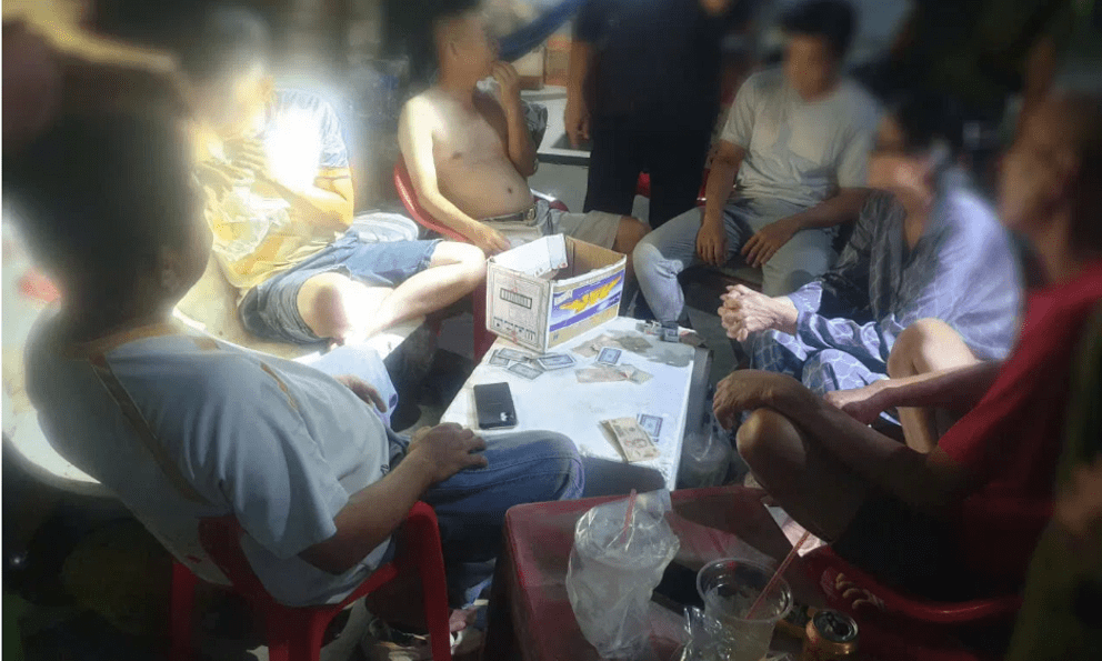 Kiểm tra công ty bao bì lúc 21h20 tối, công an đưa 6 người về trụ sở làm việc