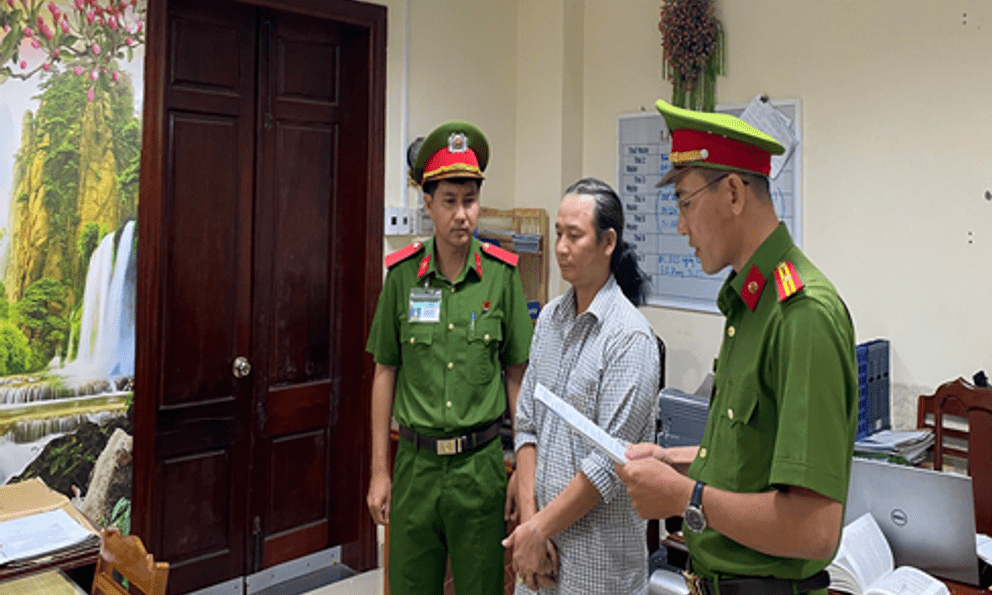 Khám xét cửa hàng giày dép, khởi tố ông chủ Phạm Văn Tân SN 1983