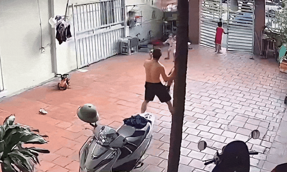 Clip: Téc nước khổng lồ rơi thẳng từ nhà hàng xóm đang xây xuống sân, 2 trẻ nhỏ đang chơi cùng bố suýt gặp nạn