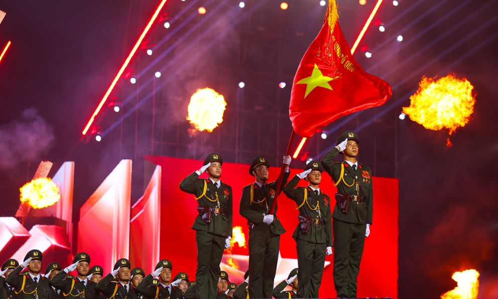 Hàng ngàn khán giả xúc động trước màn diễu binh đặc biệt tại concert “Tổ quốc trong tim”