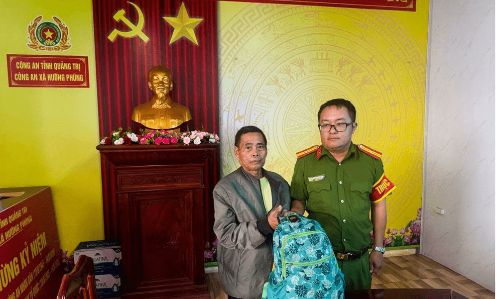 Công an xác minh 24,9 triệu đồng tiền mặt bên trong chiếc ba lô học sinh màu xanh nằm bên đường