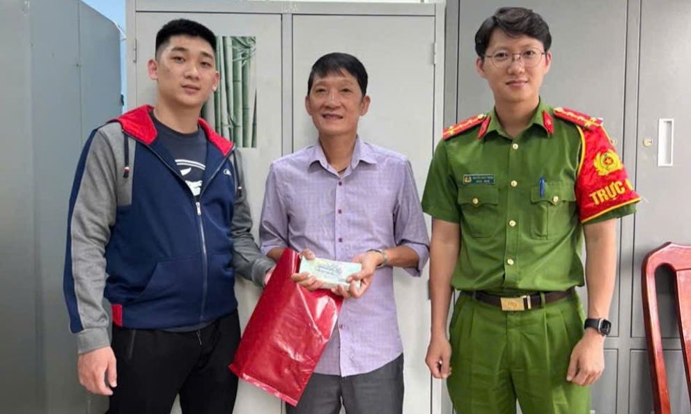 Công an xác minh xấp tiền 500.000 đồng cùng loạt giấy tờ bên trong túi nylon: Tổng số tiền 70 triệu đồng