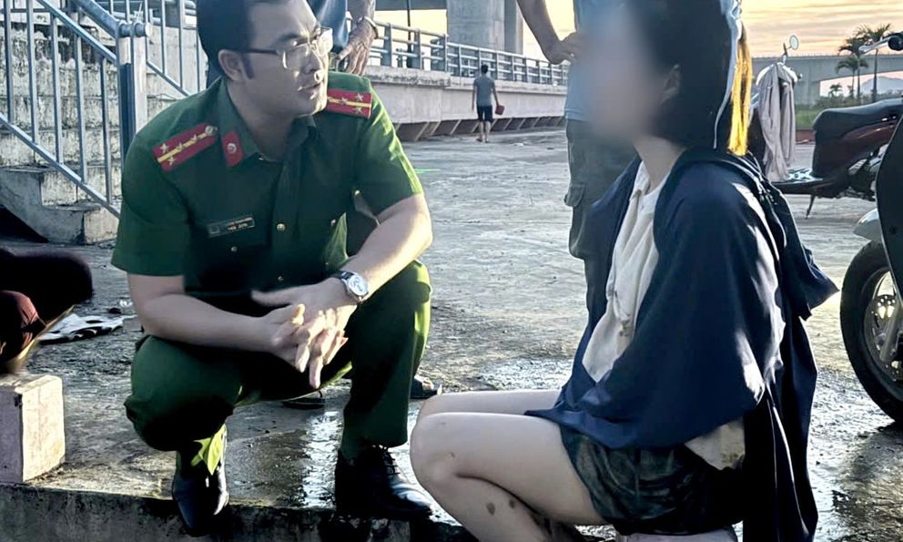 Tin báo khẩn lúc 17h, Công an chạy đua thời gian tiếp cận người phụ nữ SN 1997 có biểu hiện bất ổn trên cầu