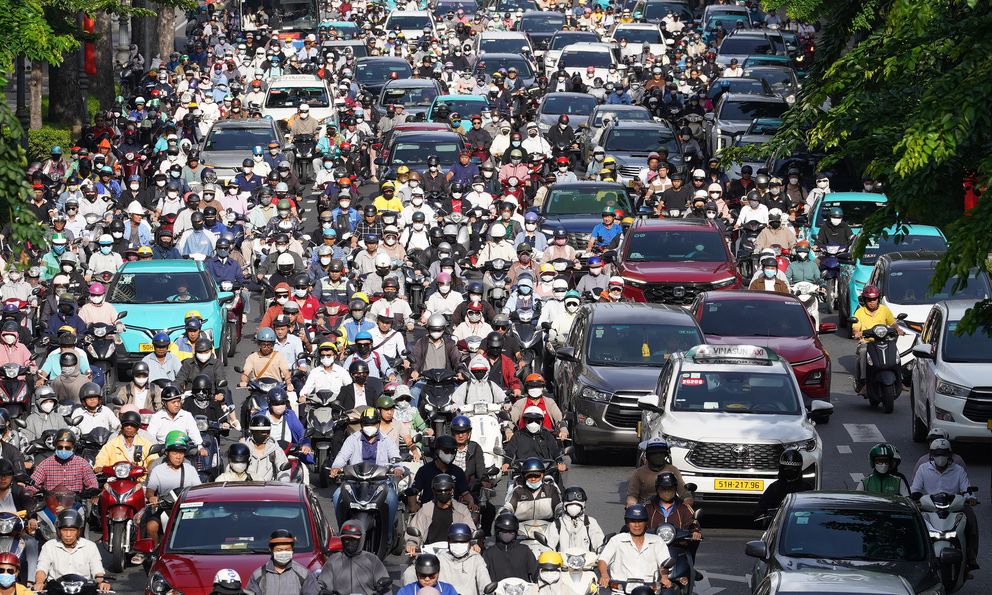 Hà Nội và TP.HCM trở lại làm việc sau 5 ngày nghỉ lễ: Đường phố ken đặc, xe cộ nhích từng mét