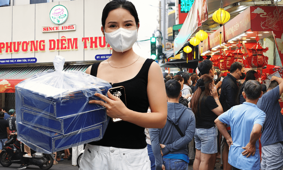 Cảnh tượng đông nghẹt tại một tiệm bánh trung thu nổi tiếng ở TP.HCM: Chờ gần 2 tiếng, xếp hàng lại 3-4 lần mới mua đủ số lượng