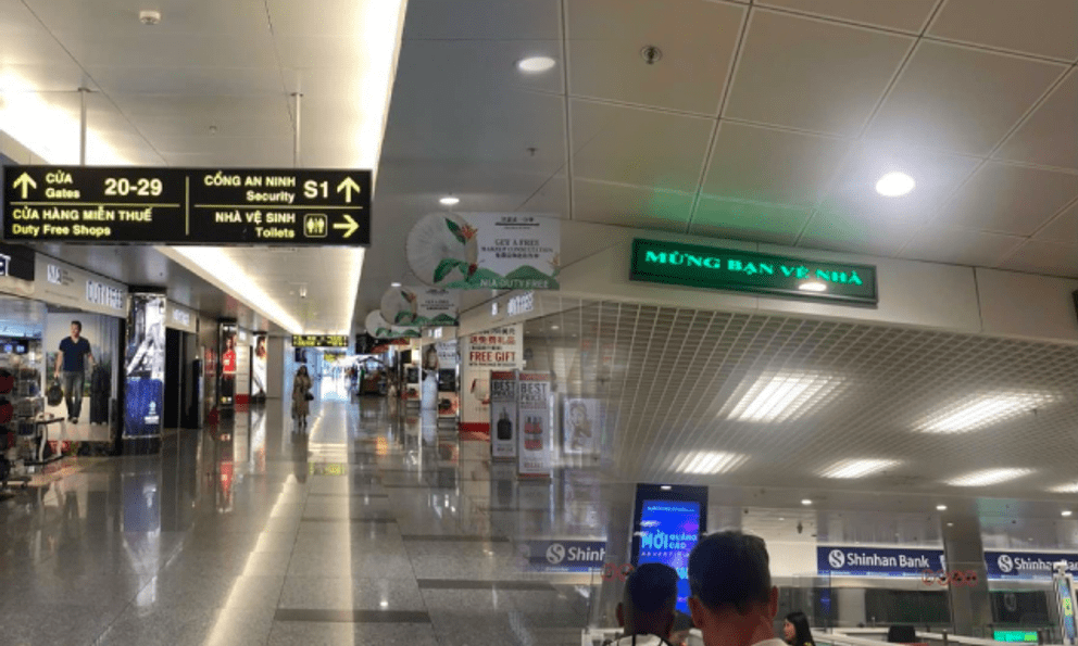 Sau chuyến bay dài về Hà Nội, dòng chữ ở khu nhập cảnh Nội Bài khiến nhiều người Việt thấy ấm lòng