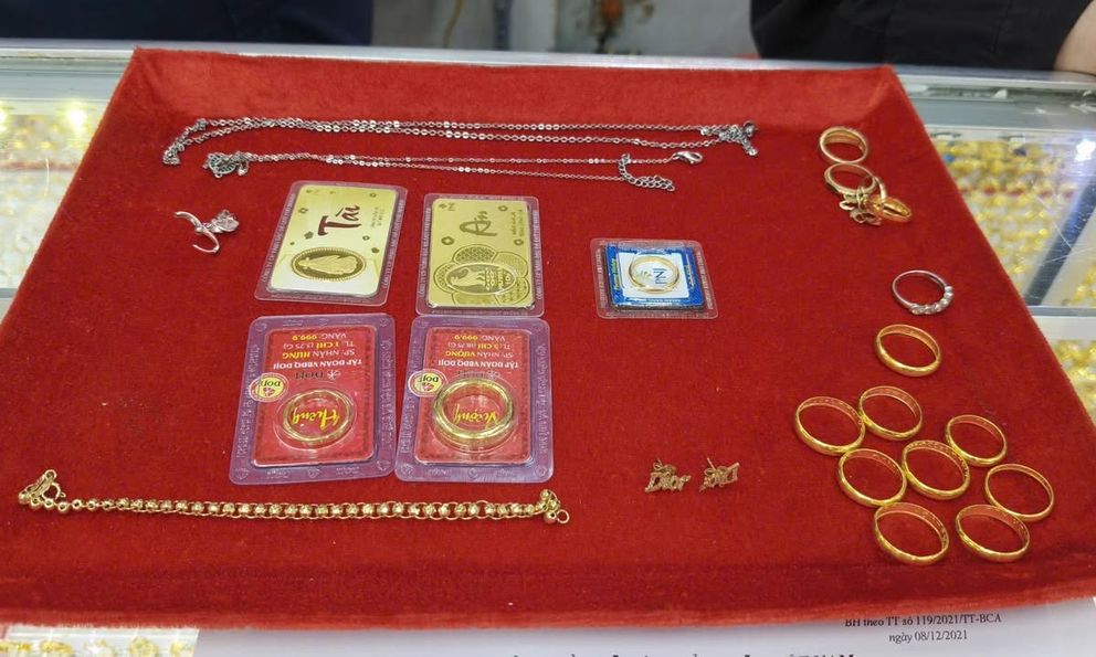 Phát hiện 15 nhẫn vàng, 2 dây chuyền cùng loạt nữ trang trong bao giấy, cụ bà 78 tuổi lập tức báo công an