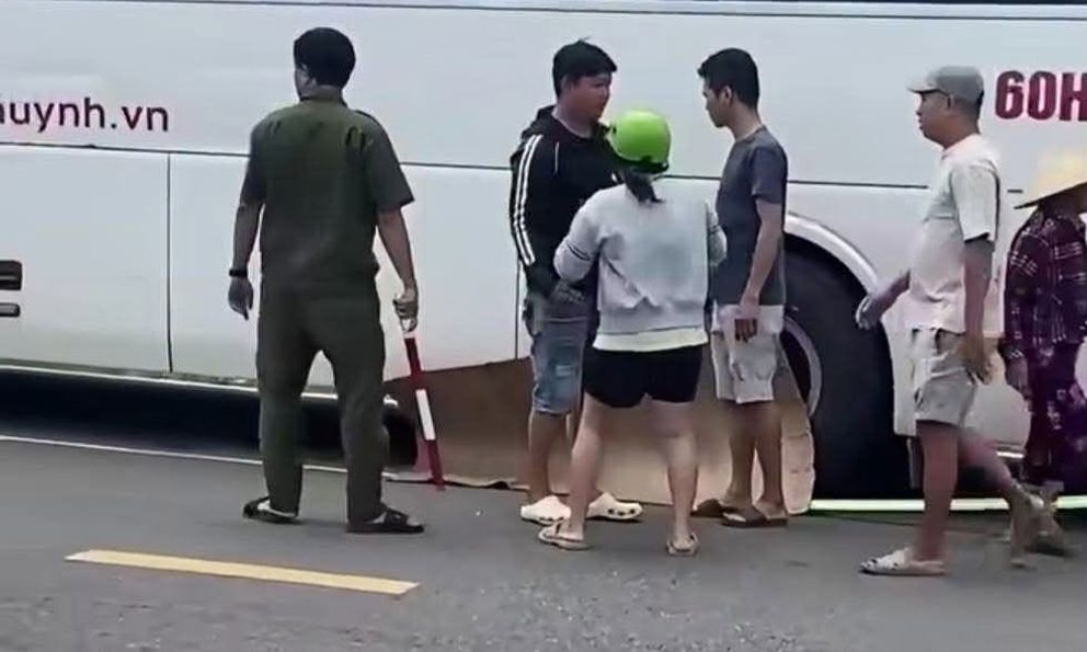 Xe khách chạy lùi cán tử vong nam sinh lớp 6 đang đạp xe đến trường: Camera ghi lại khoảnh khắc đau lòng