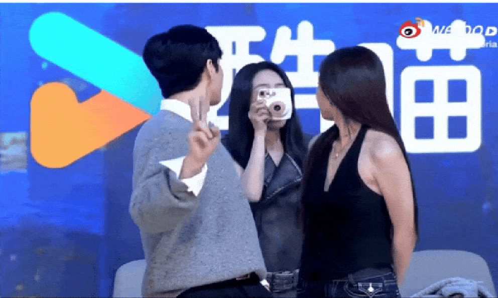 Một khi cặp đôi này đứng cạnh nhau thì thế gian chỉ còn lại nhan sắc: Visual chói mắt hơn cả đèn neon