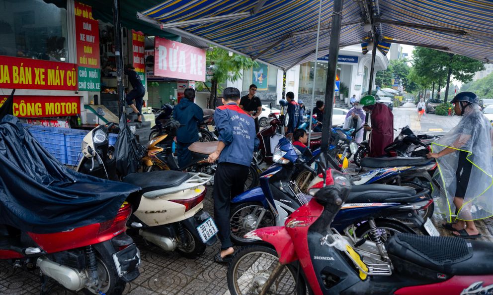 Xe “chết máy” xếp hàng la liệt sau mưa ngập, tiệm sửa xe quá tải: Có người tốn vài triệu đồng