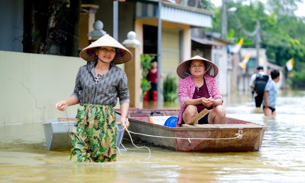 Biển nước bủa vây ngoại thành Hà Nội, hàng hóa tiền tỷ chìm trong nước: “Năm nay chẳng nghĩ gì đến Tết”