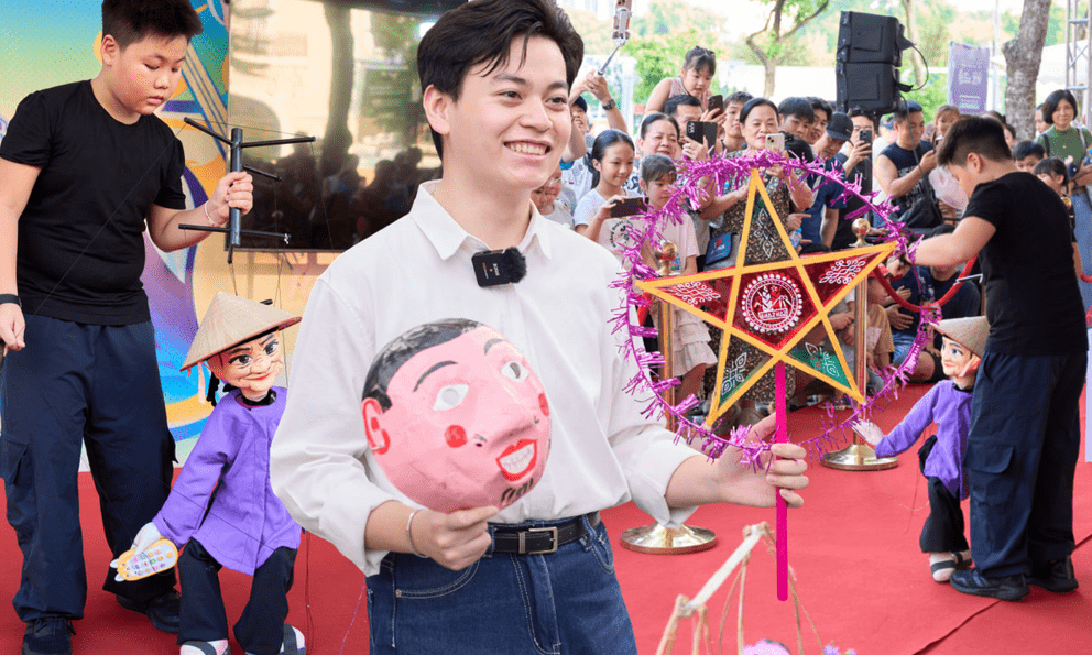 Múa rối cạn xuất hiện tại Fandom Yêu Nước: Khi nghệ thuật truyền thống “gặp” người trẻ giữa Hồ Gươm