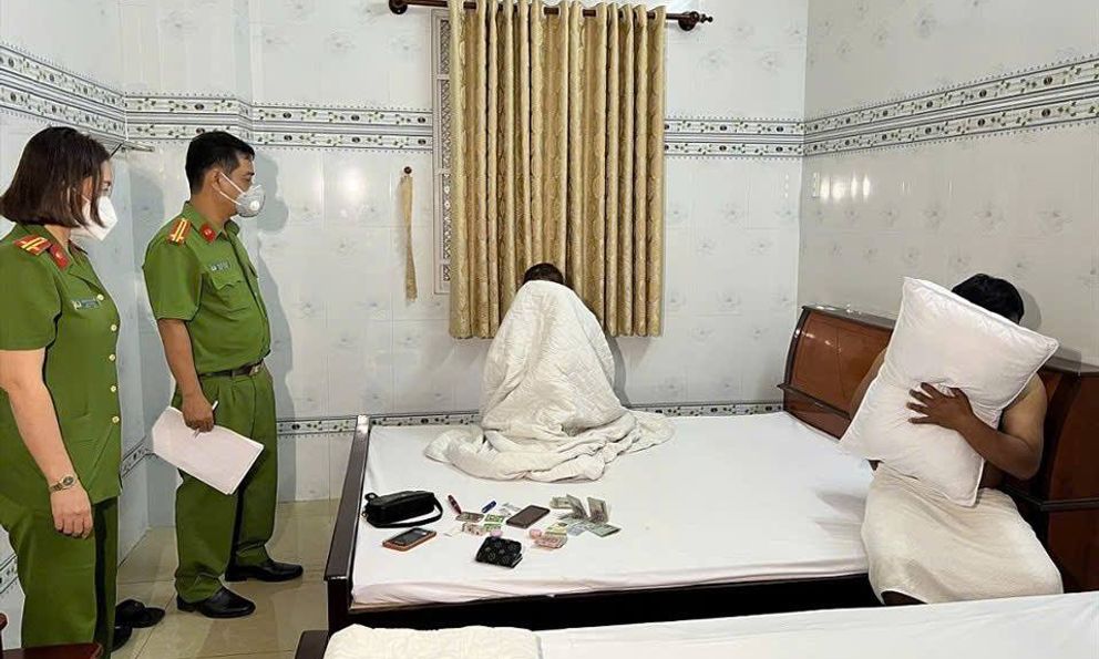 Kiểm tra homestay lúc 0h30', phát hiện đường dây 