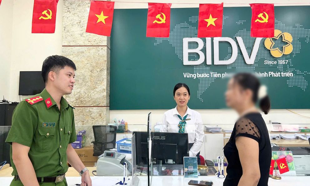 Phát hiện người phụ nữ SN 1970 đến chuyển khoản 25.000.000 đồng, nhân viên ngân hàng BIDV lập tức trình báo Công an chặn đứng giao dịch
