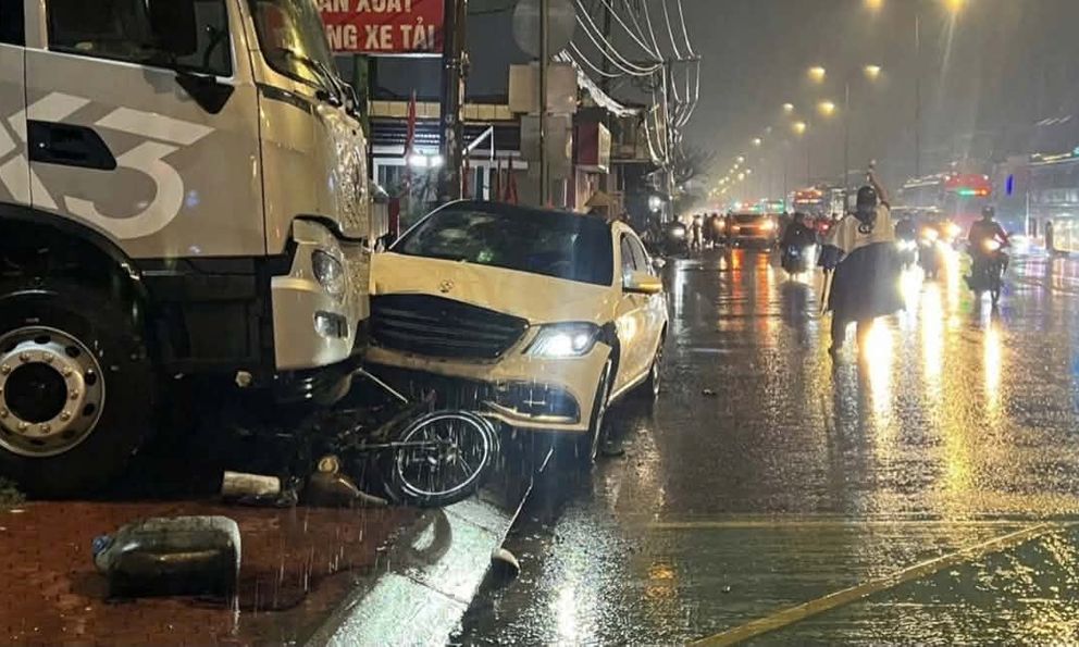 Xe Mercedes tông 6 xe máy khiến một người tử vong, nhiều người bị thương ở TP.HCM
