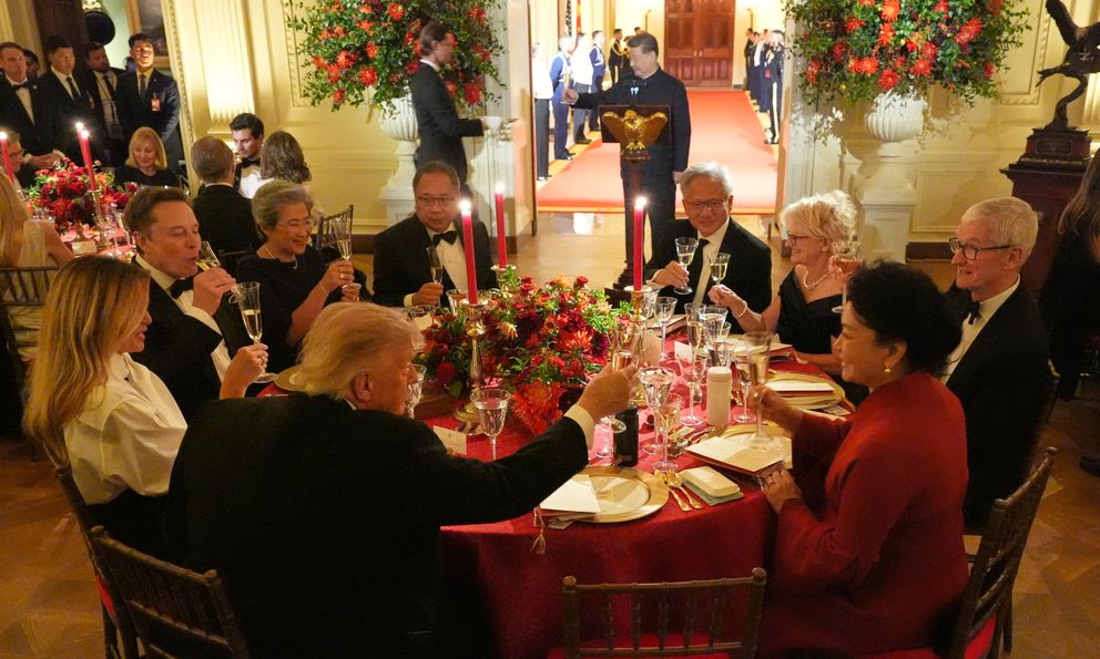 Hơn 130 khách dự quốc yến, 4 cái tên ngồi cùng bàn Tổng thống Donald Trump và Chủ tịch Trung Quốc Tập Cận Bình có gì đặc biệt?