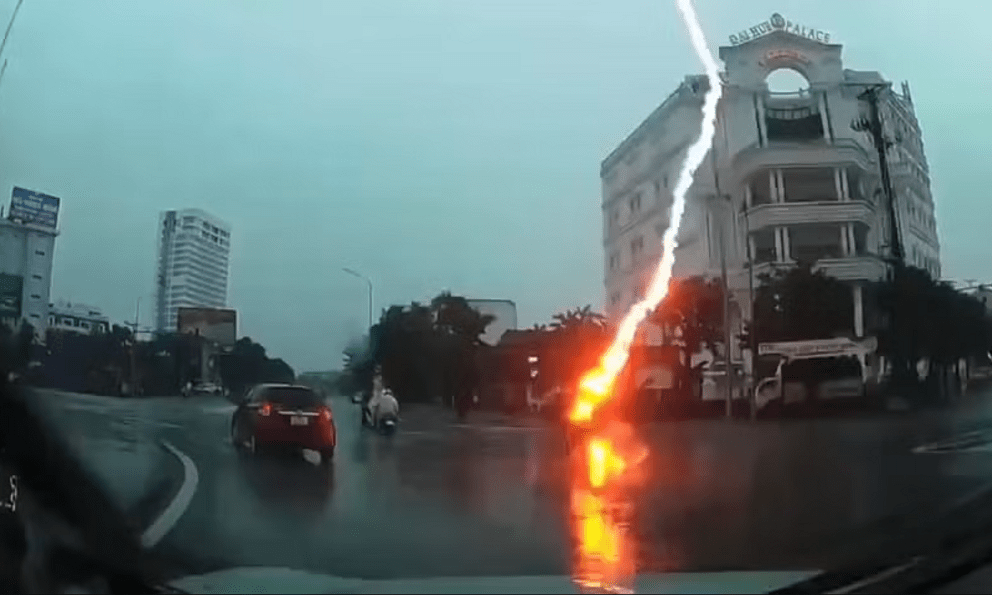 Vì sao người đi xe máy giữa đường dễ bị sét đánh trúng khi trời mưa dông?
