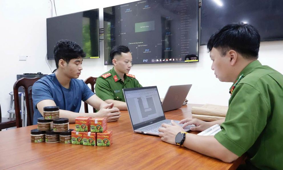 Công an xác minh hơn 1.400 người mua “thuốc chữa khối u” của Nguyễn Văn Tú: Thuốc được bào chế từ thân, lá cây không rõ nguồn gốc