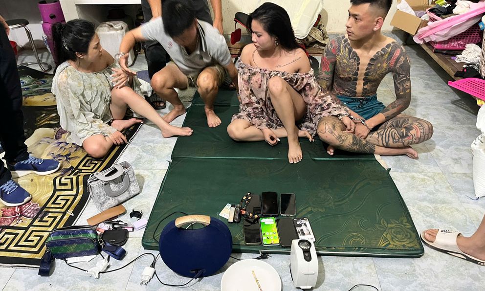 Kiểm tra phòng bếp của Phạm Thị Linh lúc 0h40, công an ra lệnh giữ người khẩn cấp 2 đối tượng